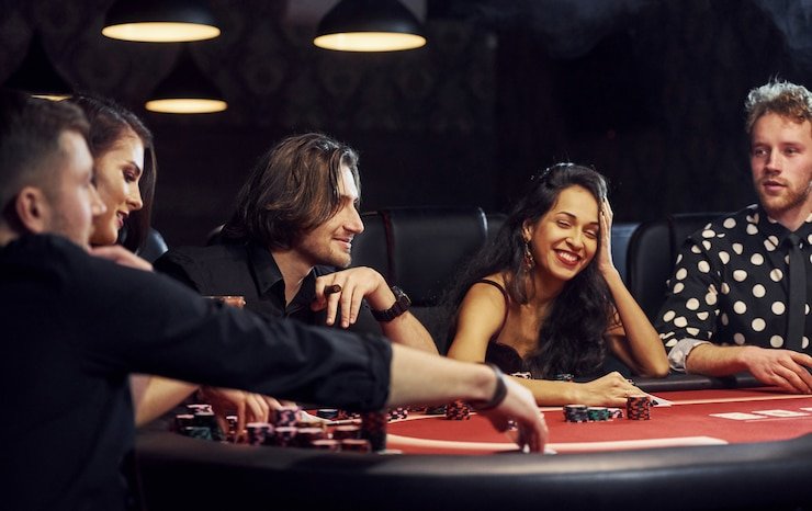 Antarmuka aplikasi mobile fishbowl menampilkan menu utama dengan akses ke Liga 1, live-dealer, dan slot games